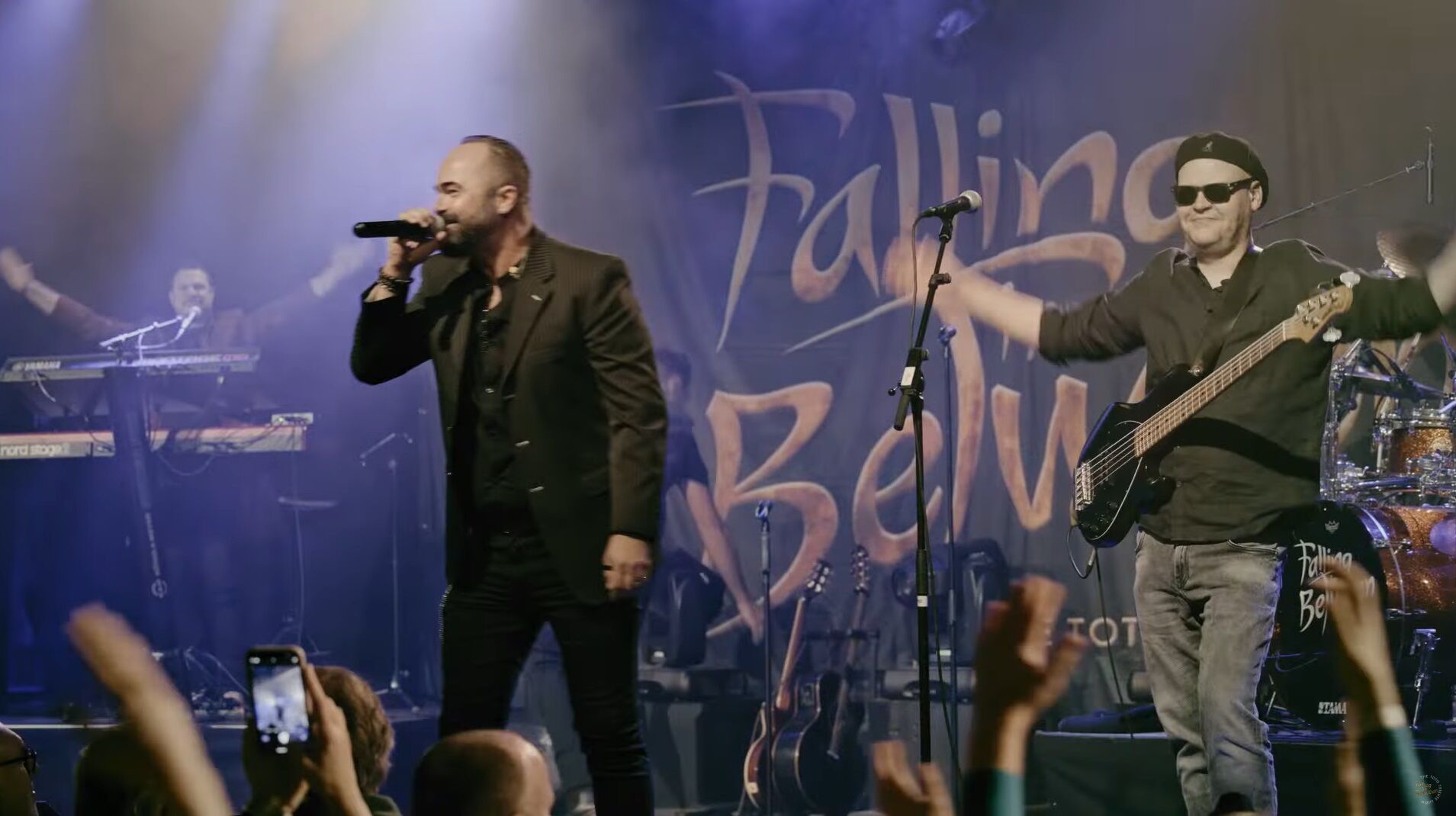 Falling In Between live – Video