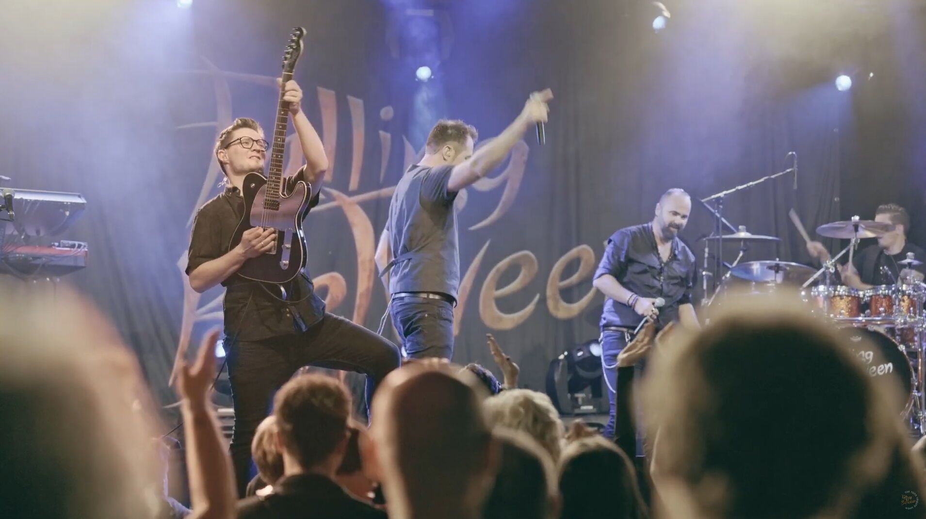 Falling In Between live – Video