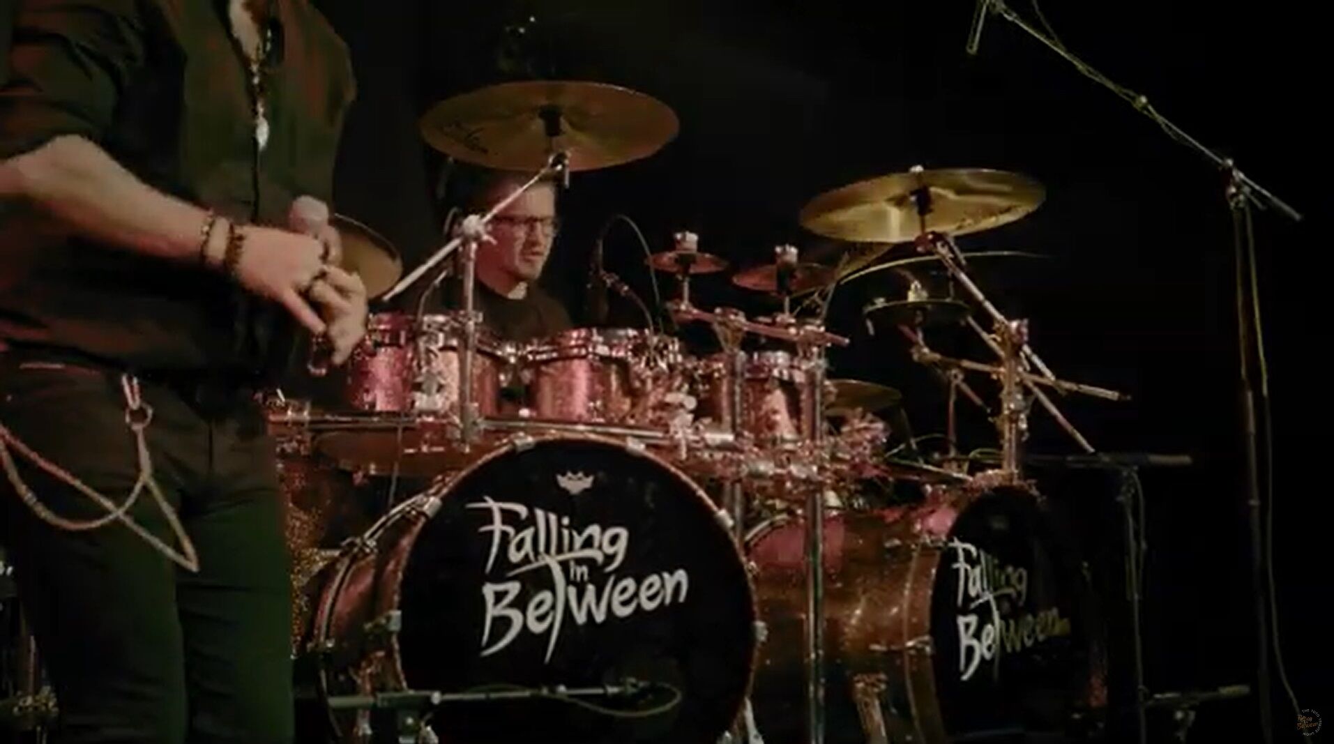 Falling In Between live – Video